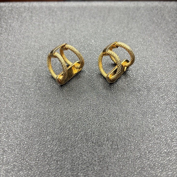 Uniquely Elegant Gold-Tone Cufflinks - Picture 4 of 6